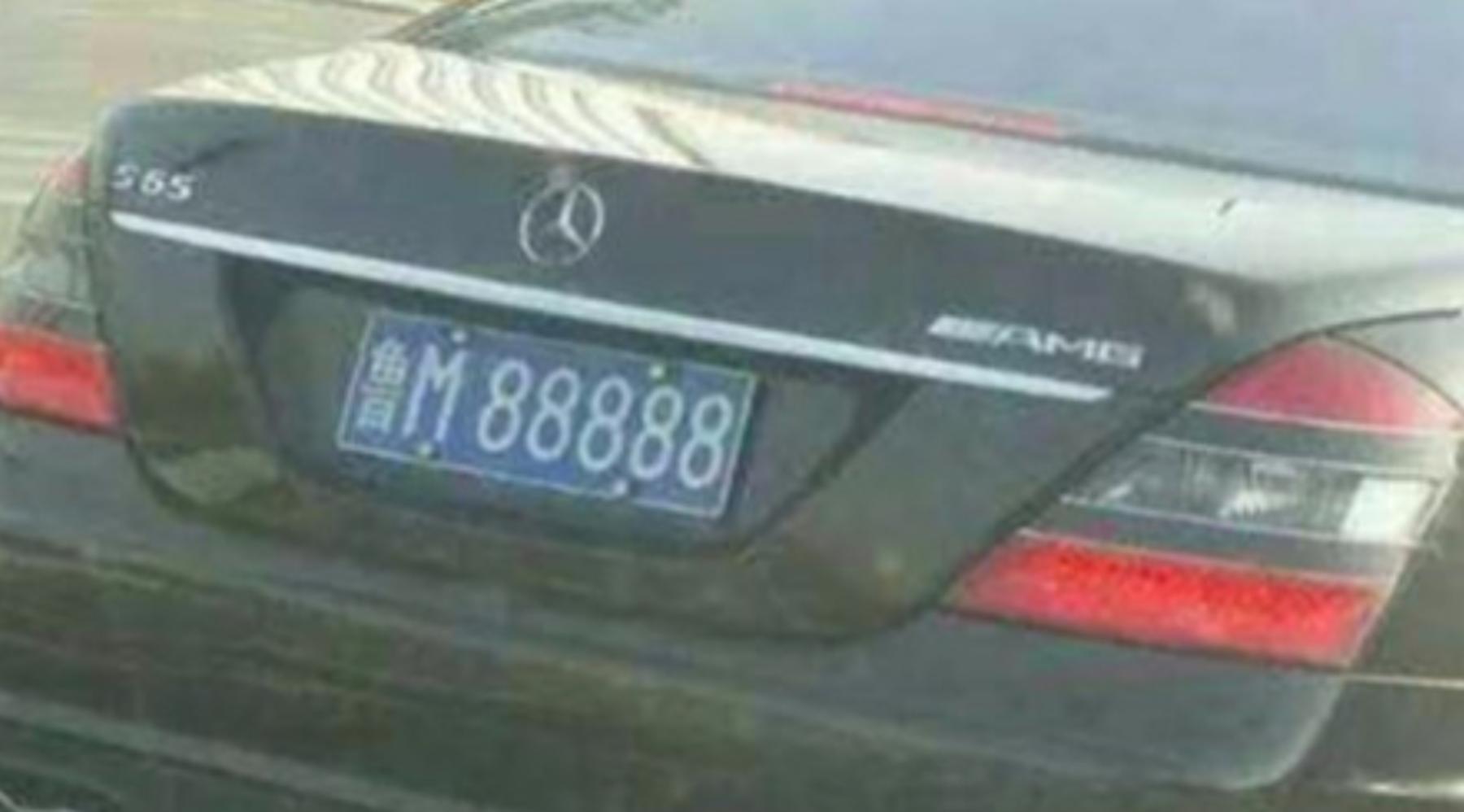 小县城偶遇370万奔驰S65，挂“鲁M88888”车牌，原车主是山东首富