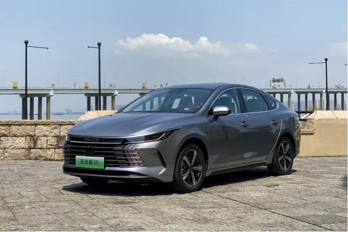 比亚迪护卫舰07和驱逐舰05哪个好,24款比亚迪驱逐舰05荣耀版试驾