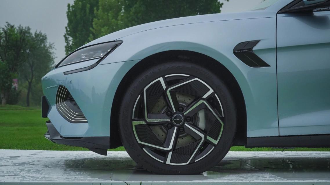 比亚迪海豹技术上的革新,比亚迪推出海豹是在和谁竞争