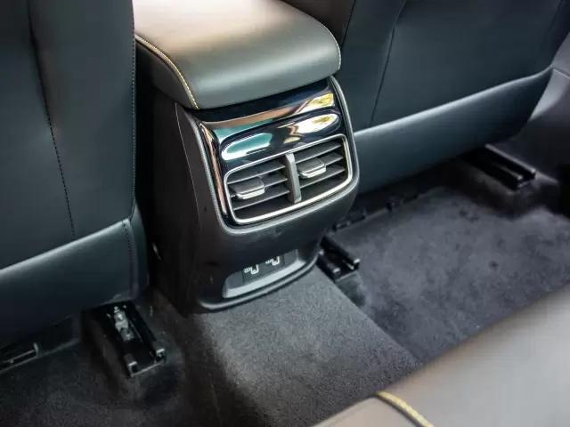 天幕+大空间+14.3英寸屏，荣威i6MAX称得上A+级轿车杠把子