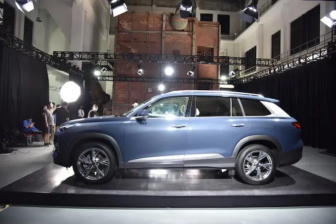 奥迪q62023燃油款落地多少钱,奥迪q6对比奥迪q7