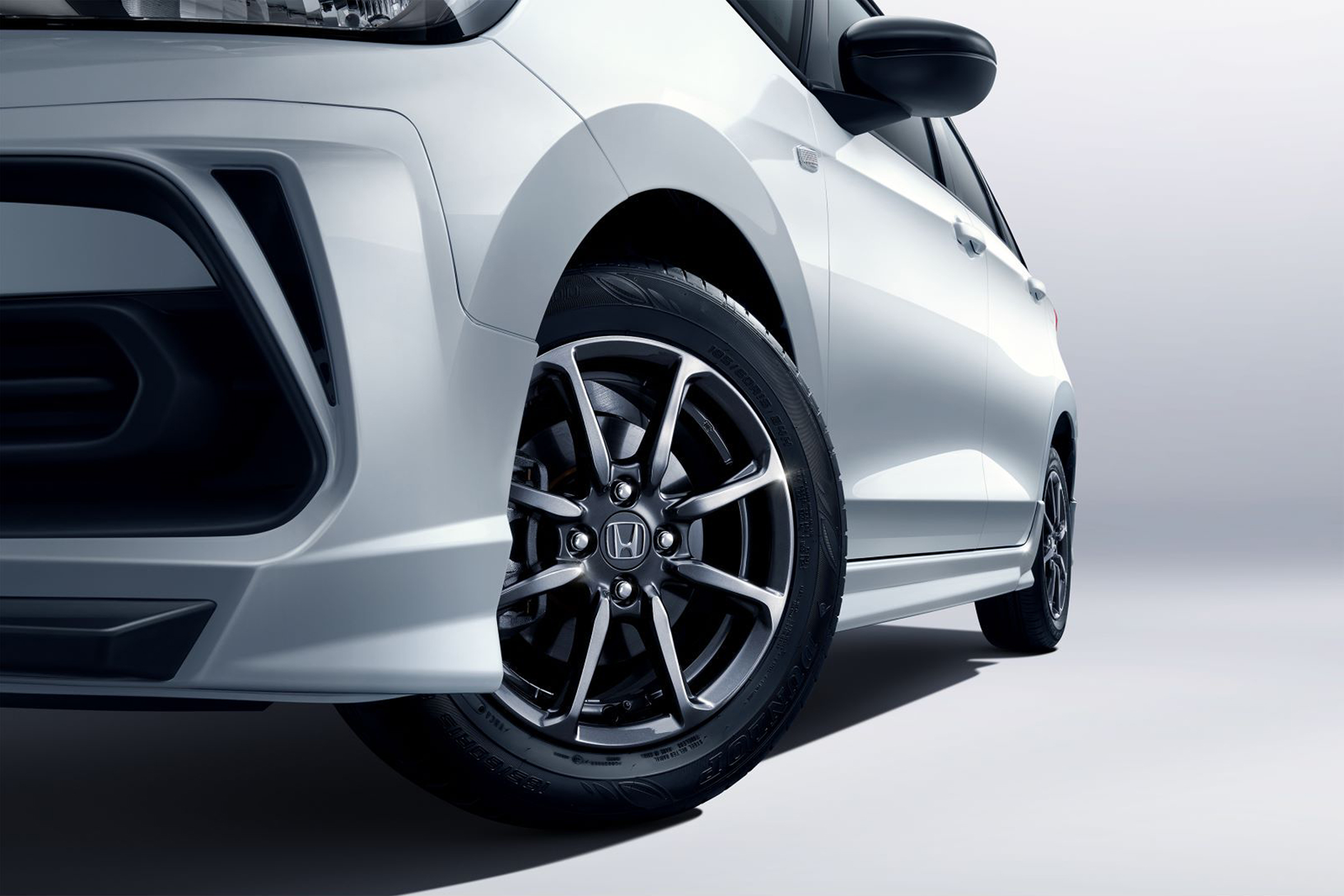 运动大尾翼+专属内饰，“原厂改装”飞度無限MUGEN版即将上市