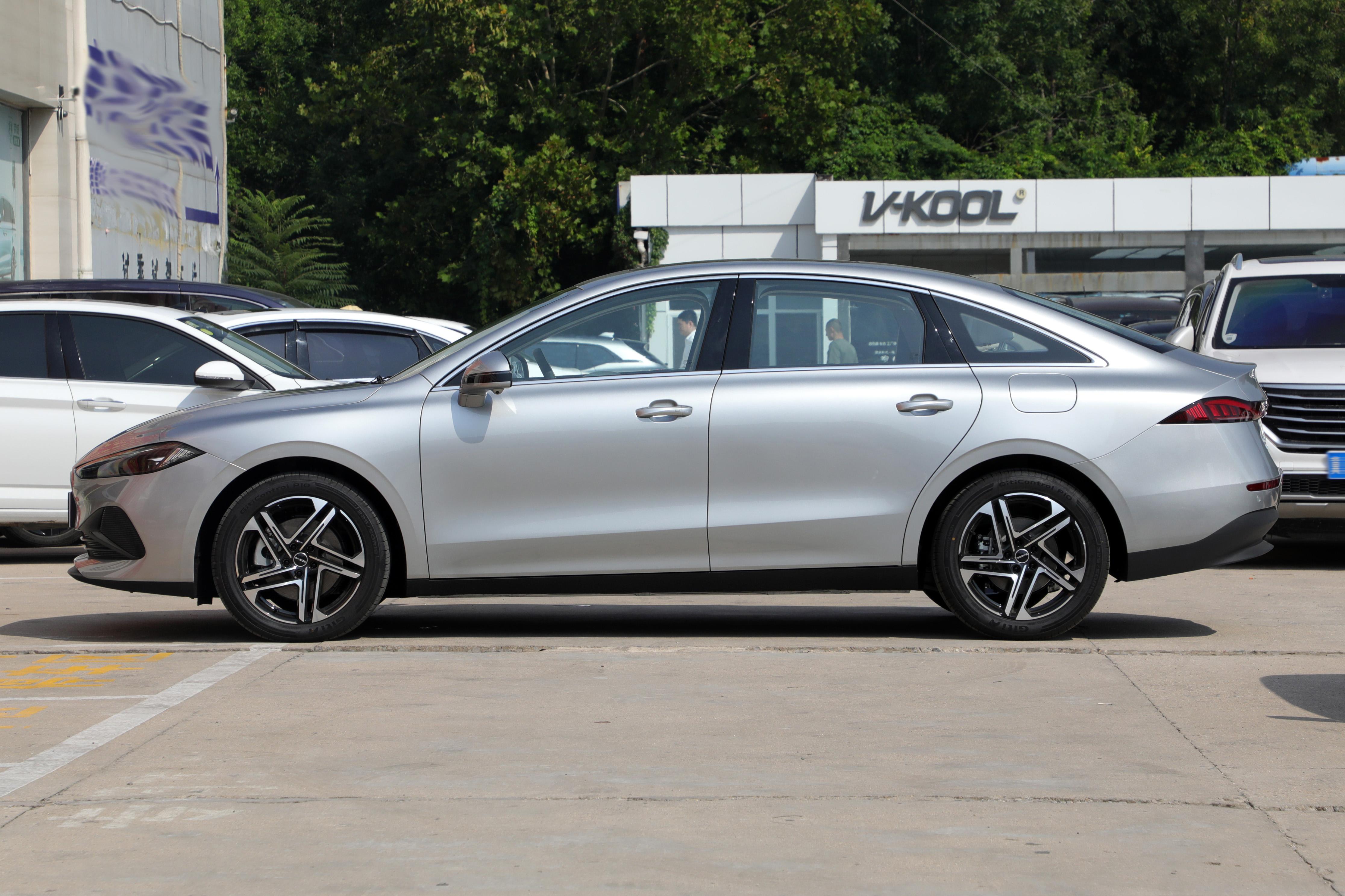 荣威d7dmh驭光蓝和刀锋银对比,插电版荣威d7值得选吗