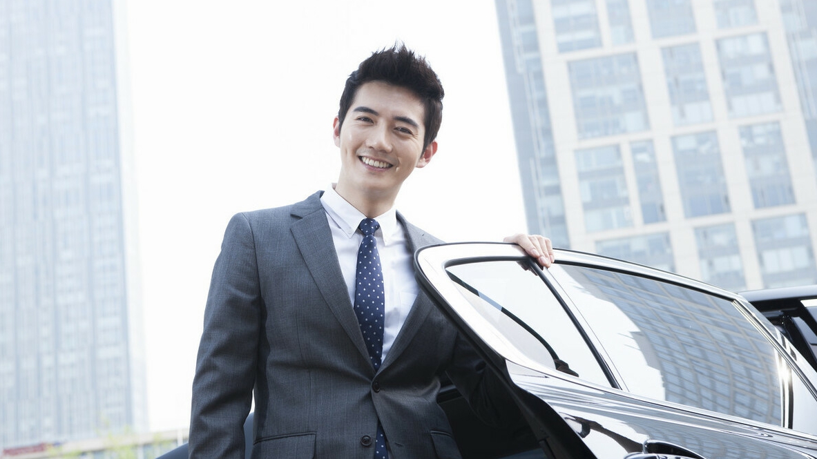 小说：领导带她去签合同，却在办公室前突然跑路，留她和总裁独处