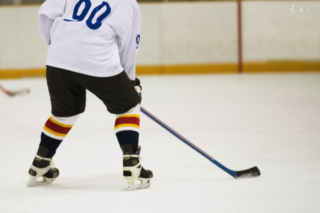 小伙穿越到抗战时期的日军基地,主角穿越到抗战李云龙手下当排长