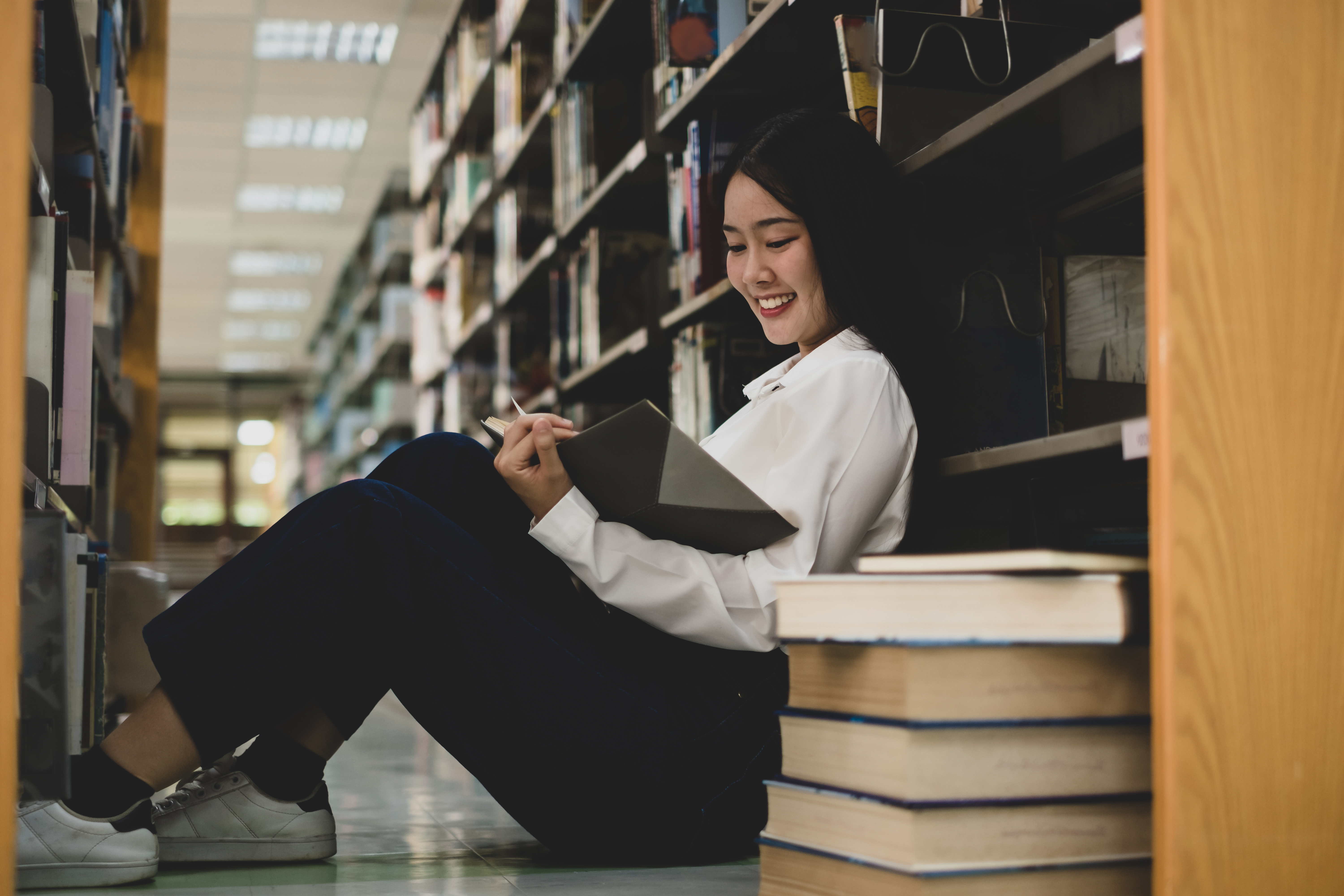 小说：白狼来我家敲门，村长抽了口烟袋：怕是已经成精