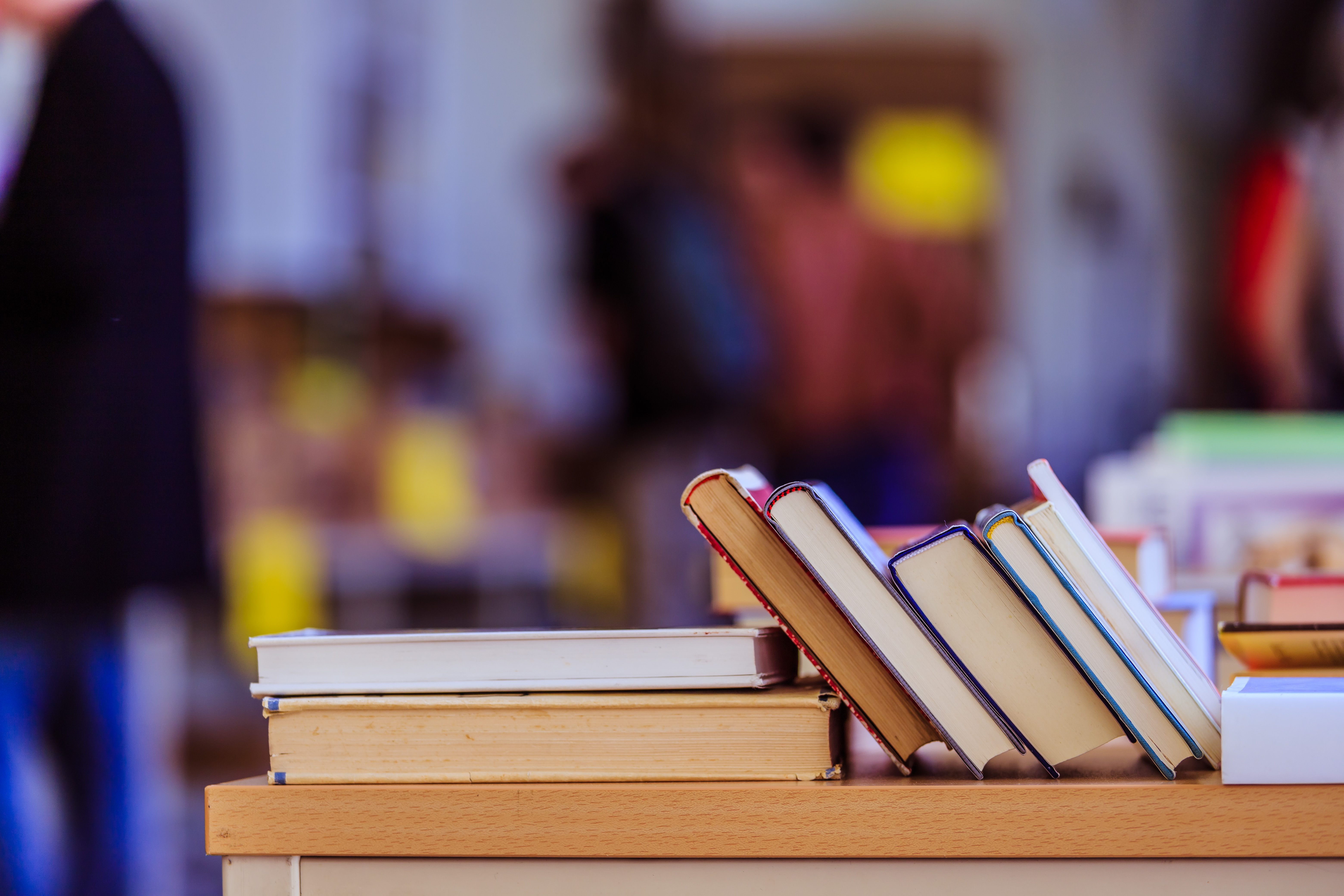 小说：小夫妻刚搬进村里，就被村民集体孤立，只因家中太有钱