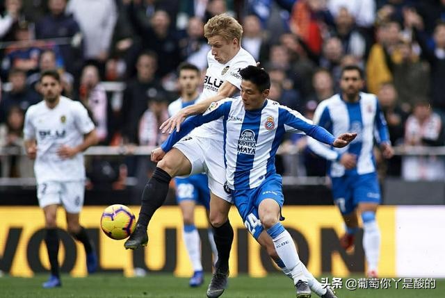 武磊因为啥被罚黄牌,武磊被判犯规吃黄牌