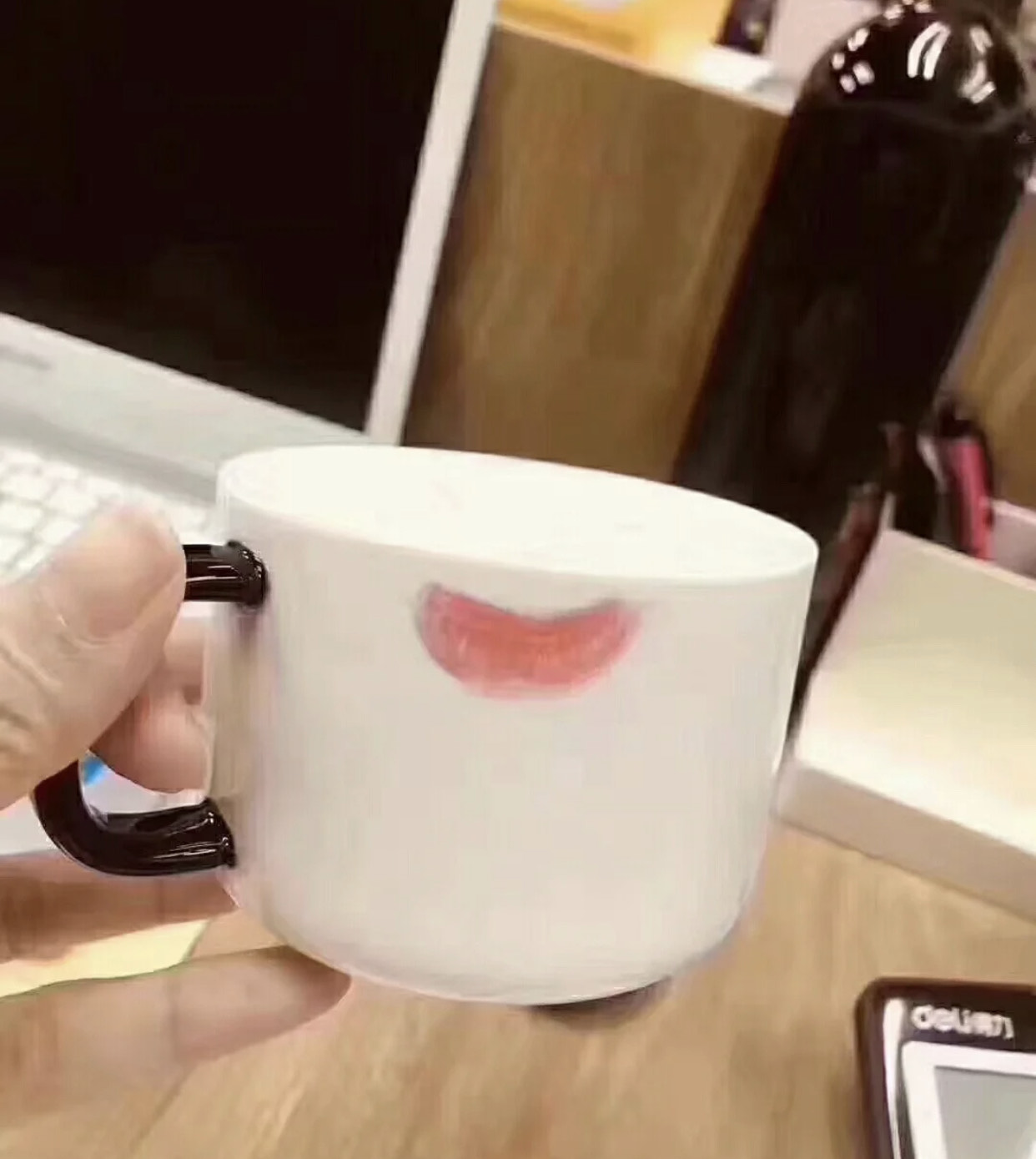 YSL口红很火,为什么实际买的人不多?看完这4个缺点就懂了