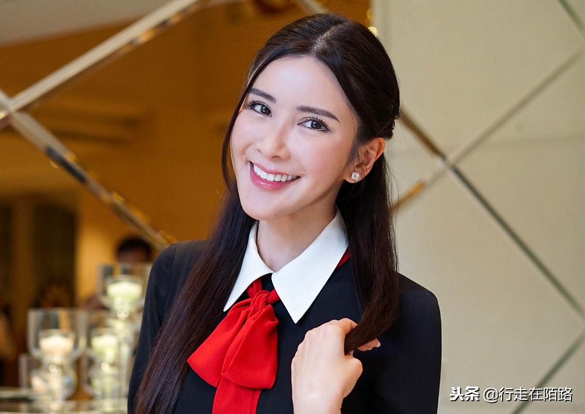 炫富女王:华裔空姐20岁闪婚豪门,离婚后每月零花钱220万