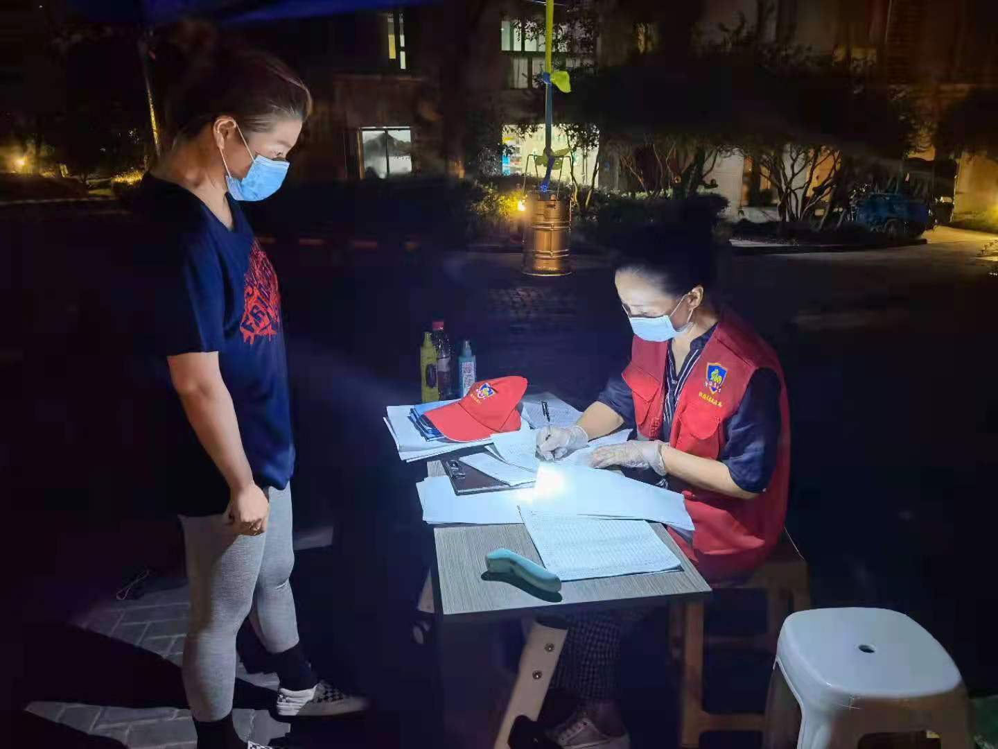 区街新闻｜70多幅照片记录世茂滨江社区辖内志愿者，南京感谢你们