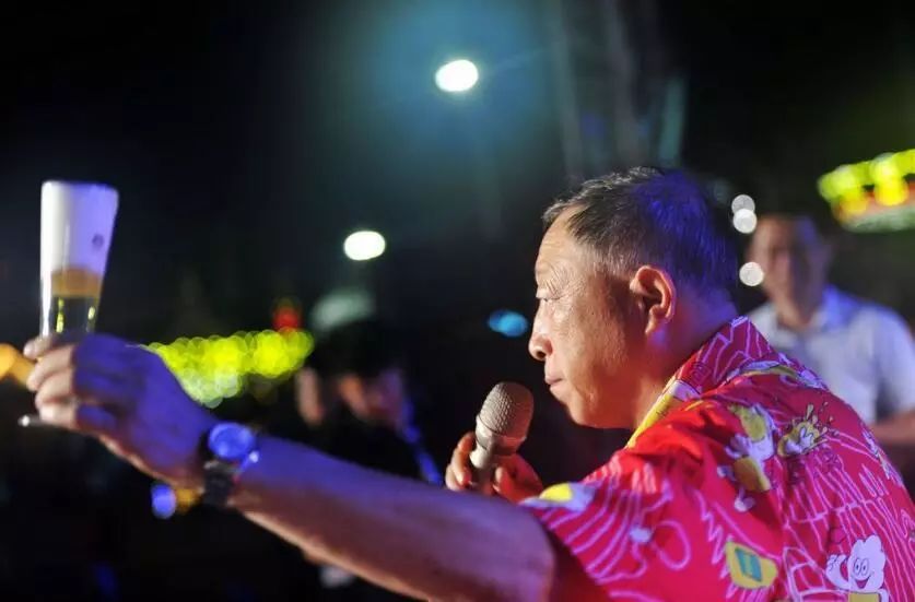 酒王大赛周赛吹瓶最快3秒70！金沙滩啤酒城喊你来战！