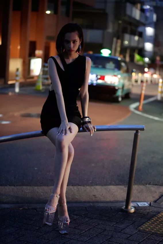 她是「挪威的森林」里的小绿，也是日本顶级女模，却不是日本人