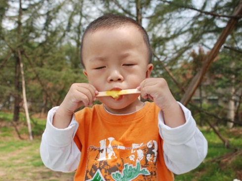 孩子嗓子有痰和孩子积食有关吗,儿童嗓子长鹅卵石状东西