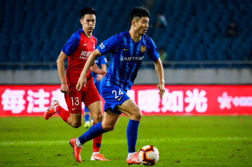 差距!苏宁主帅质疑后卫为什么要开大脚,国脚的答案让他难以置信