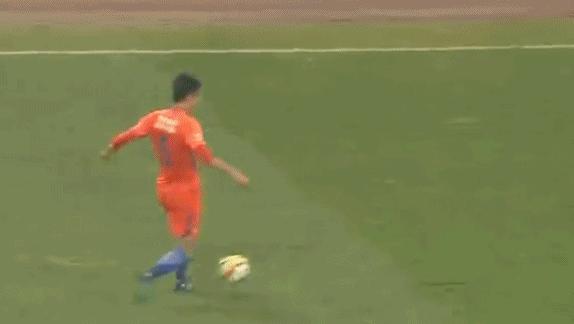 足坛曾经的追风少年,李霄鹏中卫鲁能