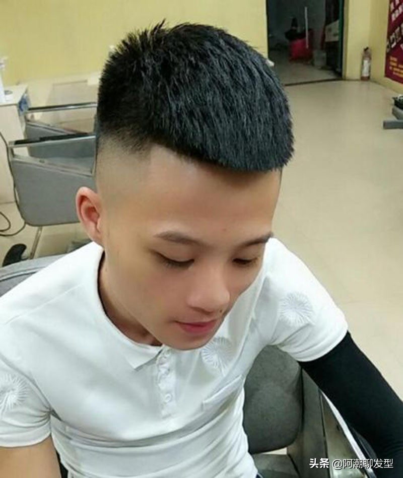 男生发型2020流行发型立着的,男生发型2020流行发型纹理烫教程