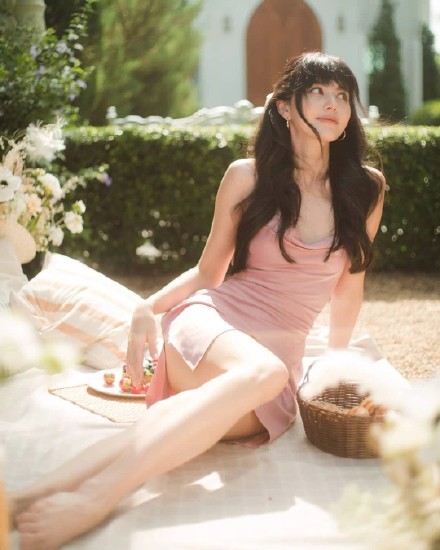 杨幂碎花裙粉色,杨幂穿东北碎花裙时尚感爆棚