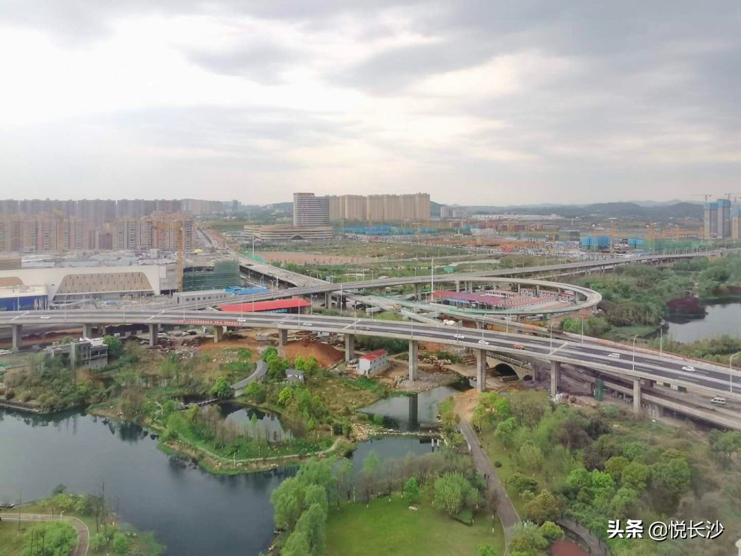 同价位，选精装现房or毛坯期房？还有德思勤商圈加持，近青园小学