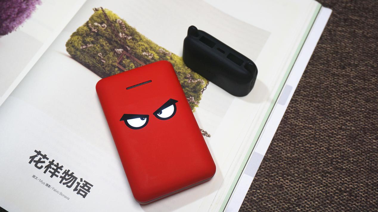 支持快充，能带上飞机，萌趣小魔兽充电宝上手体验