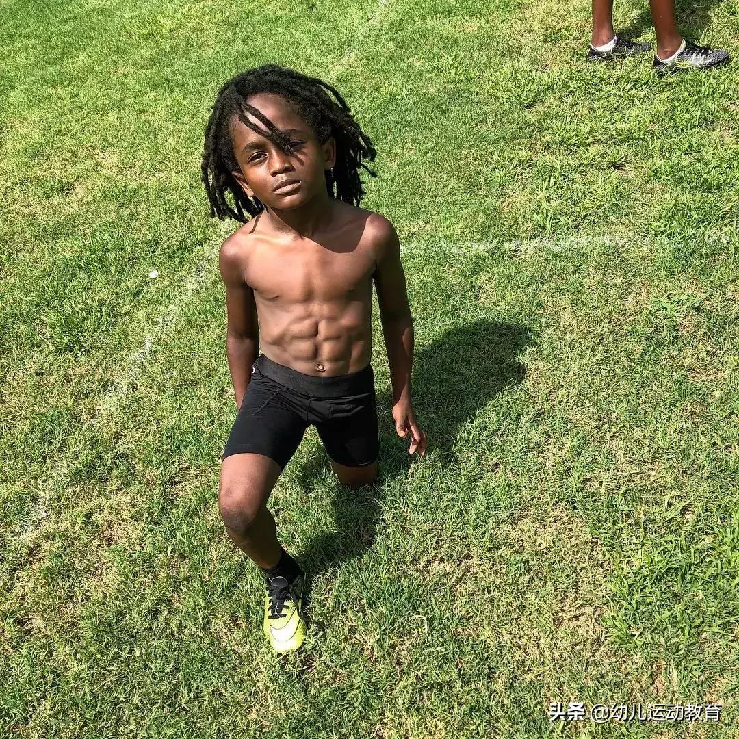 美国腹肌男小孩,8岁肌肉男孩腹肌