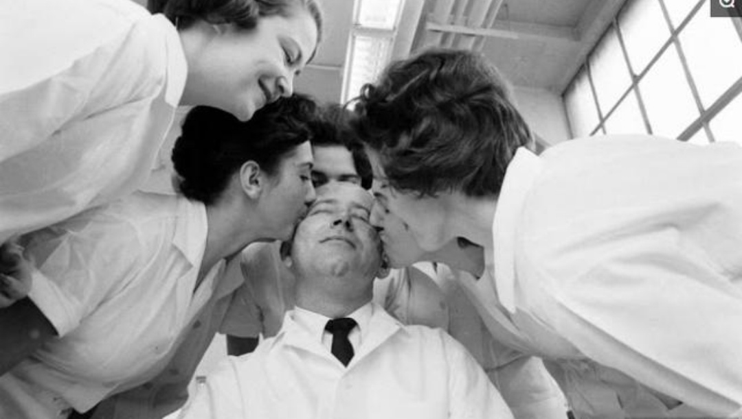 罕见历史照,梦露参加肯尼迪宴会礼服价值百万,伊丽莎白女王登基