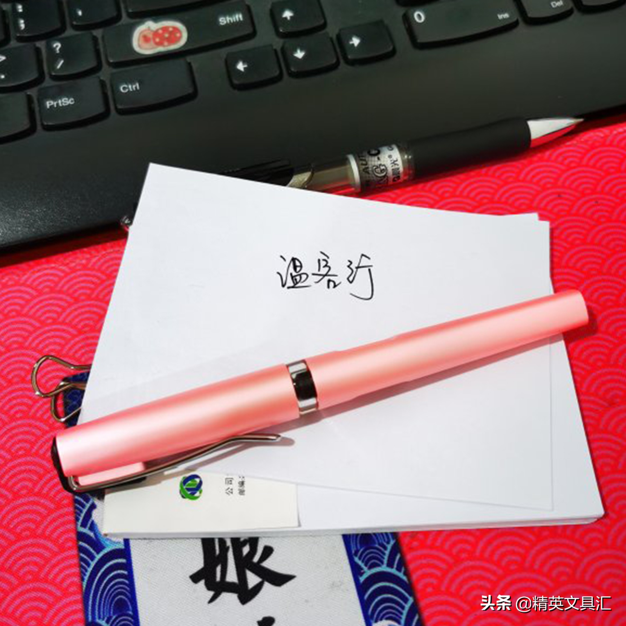 玲珑少年珠光色才温柔，正姿笔握，圆润笔帽造型