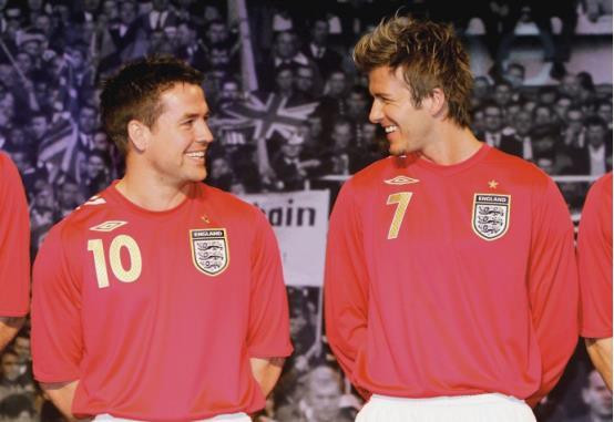 16年欧文捧起冠军奖杯,欧文新秀第几年夺冠