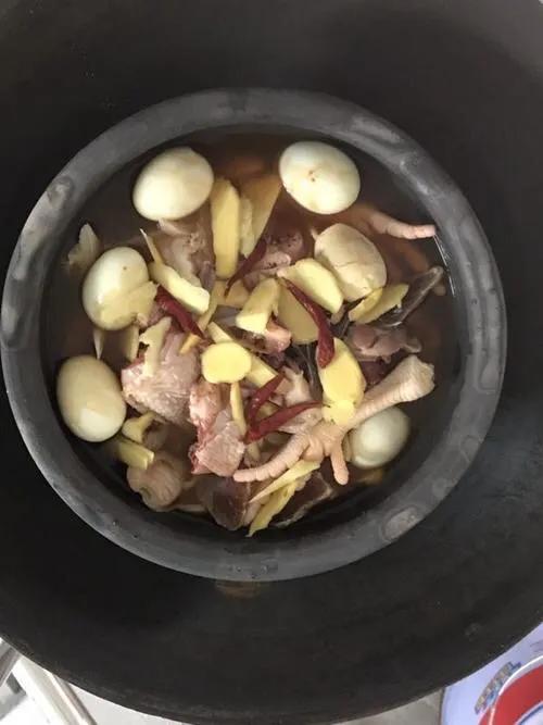 如果你来横店，如果你来东阳，一定要来尝两只锅炖的鸡