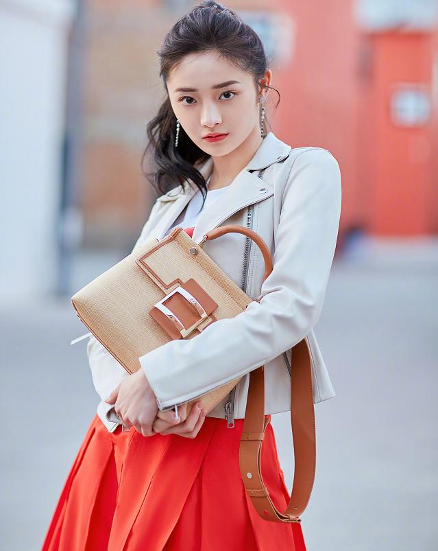 周洁琼收入稳步提升，一条半身裙也要过万？看来回国回对了