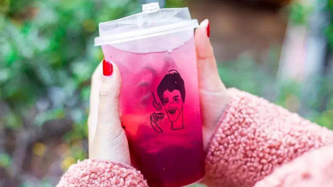 火爆台湾的“丑丑奶茶”首现厦门，拿着5分钟竟被搭讪10次……