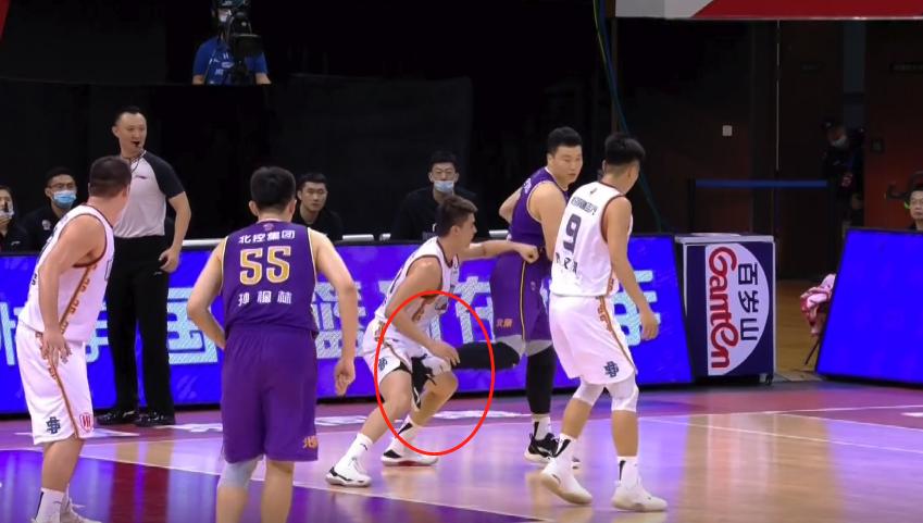 睁眼说瞎话？李根踹裆动作被抓，解说表示问题不大，裁判直接驱逐