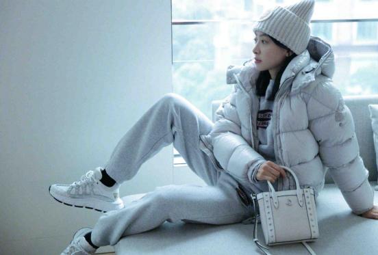 宋茜穿蓝色卫衣机场照,宋茜穿羽绒服