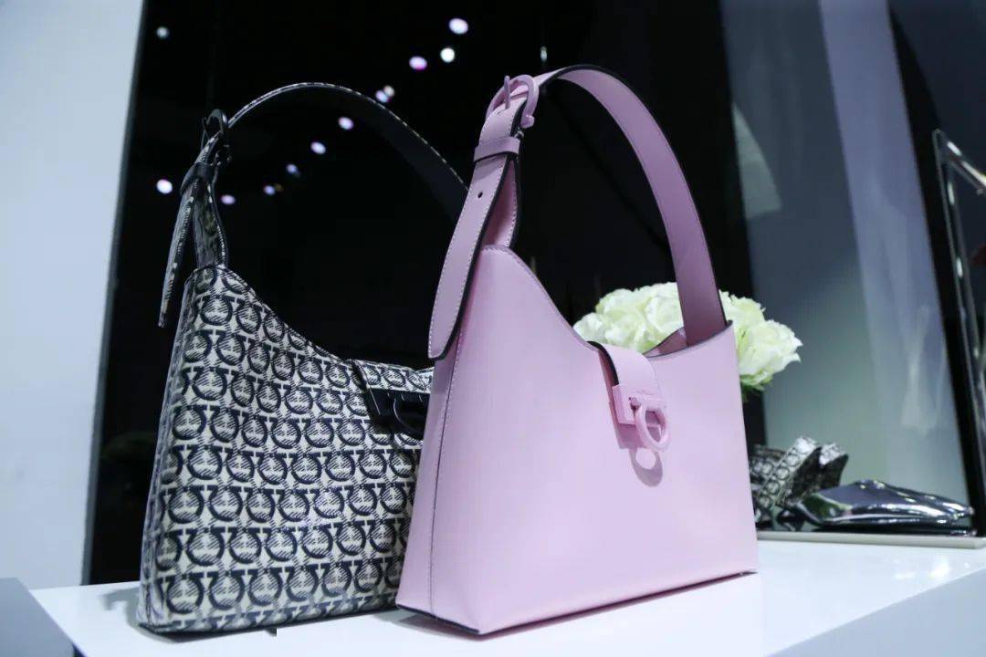 献礼影片《革命者》《1921》上映、菲拉格慕发布2021冬季系列...