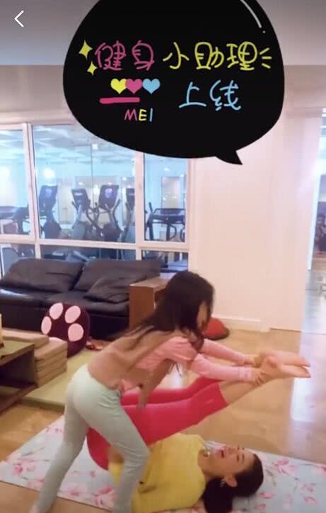 黄奕与女儿比拼高难度健身动作，下腰拉伸压腿看着都好疼