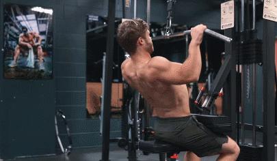 想要练宽背部？高位下拉的动作分析，握法握距到动作细节