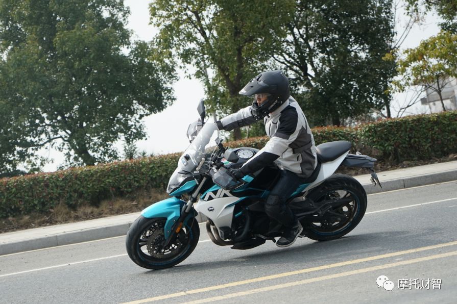 400排量颜值担当,春风400nk和ktm250duke哪个好