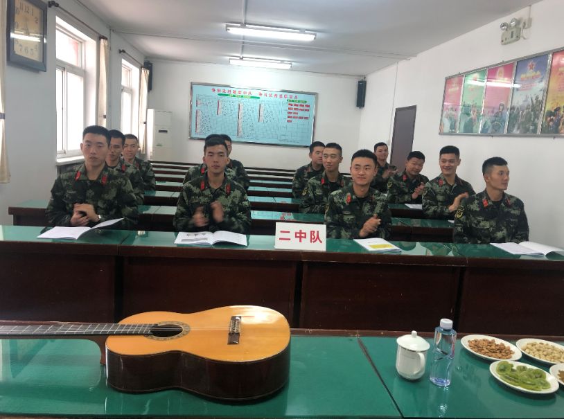 *警武**部队吉他培训班开课了