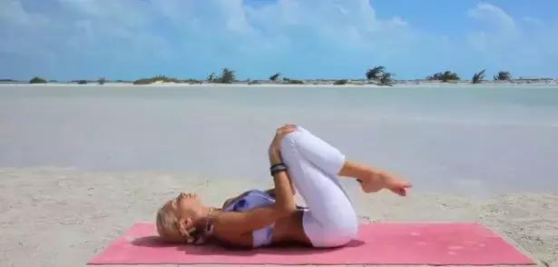 经期趴着有利于排经血,经期趴床上缓解疼痛吗