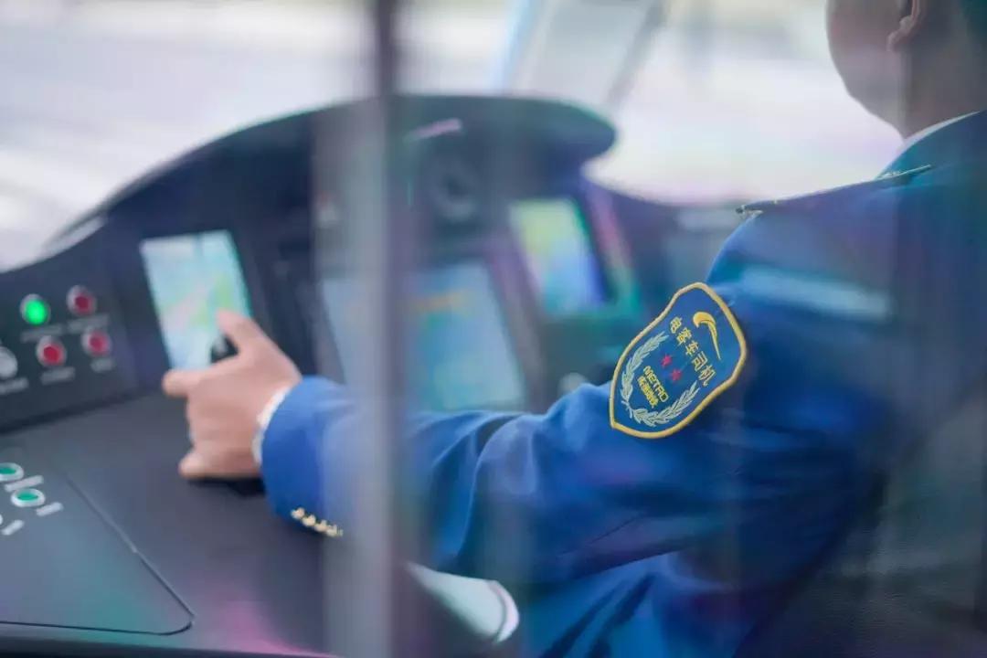 有轨电车蓉2号线驾驶员,成都蓉2号有轨电车司机