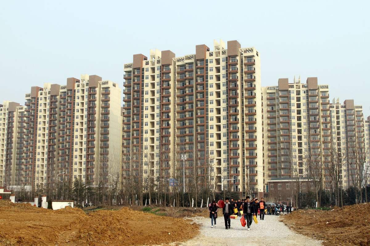 为什么有的回迁房不要交物业费,为什么有回迁户的房子不能买