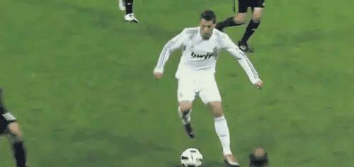 马拉多纳跟齐达内谁强,马拉多纳变向过人