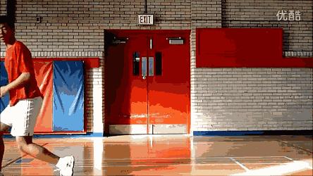 羽毛球怎么让自己的步伐干净有力,羽毛球单打谁的步伐业余选手可学