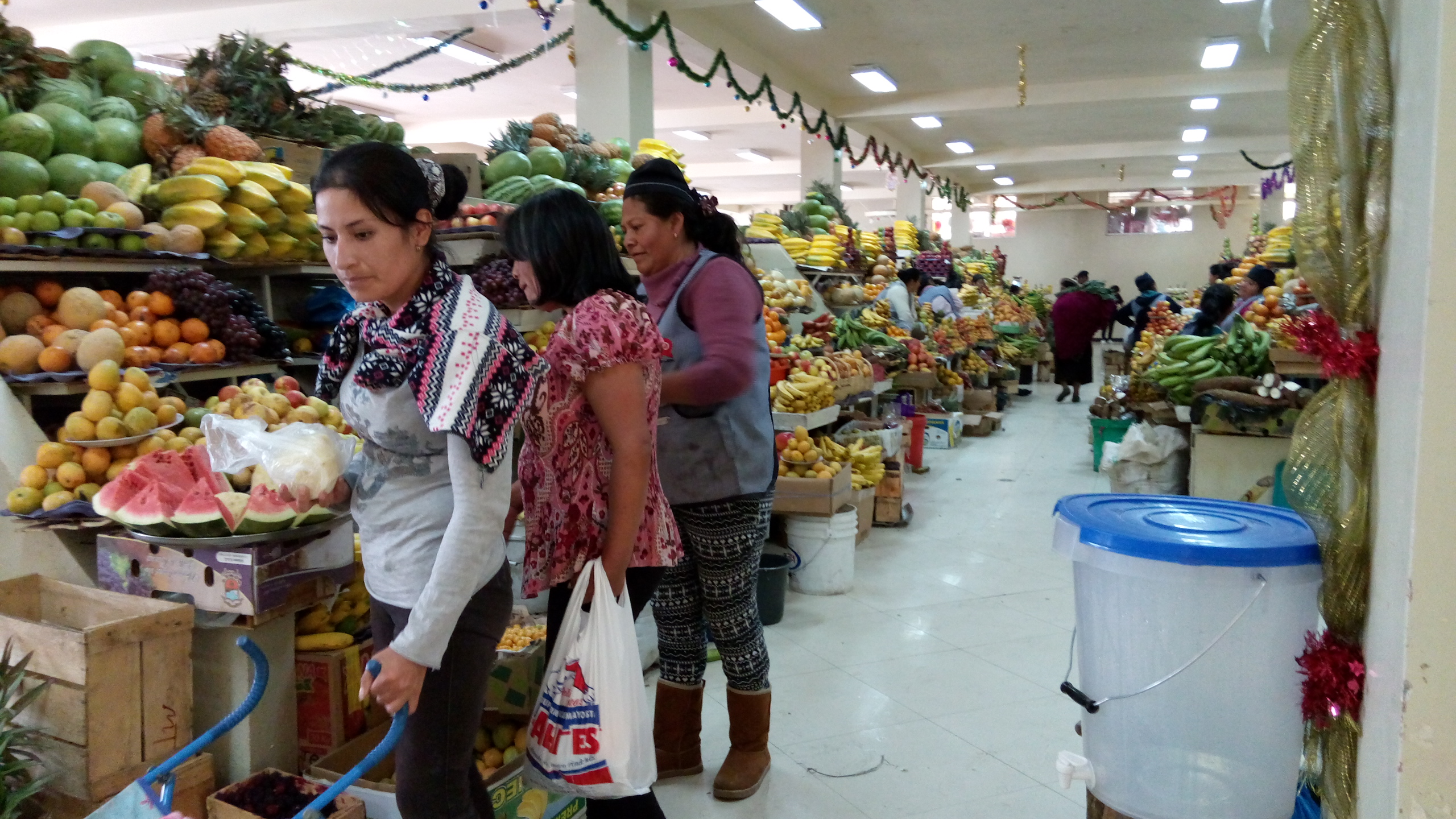那年我在南美洲厄瓜多尔逛农贸市场，看到蔬果是按只按堆按袋计价