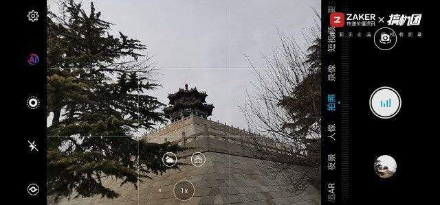 挖孔屏好用吗，相机自带8倍镜，能玩英雄联盟：荣耀V20体验