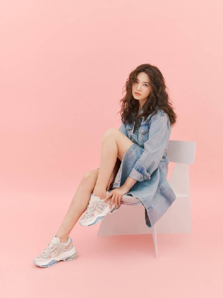 宋慧乔老爹鞋,宋慧乔白色衬衫百褶裙穿搭