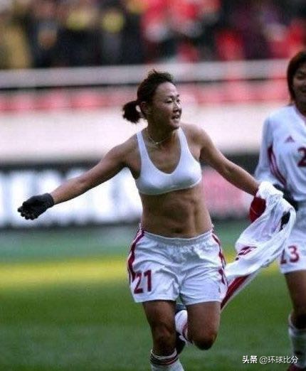 女足脱衣庆祝,女足晒腹肌男足躺枪