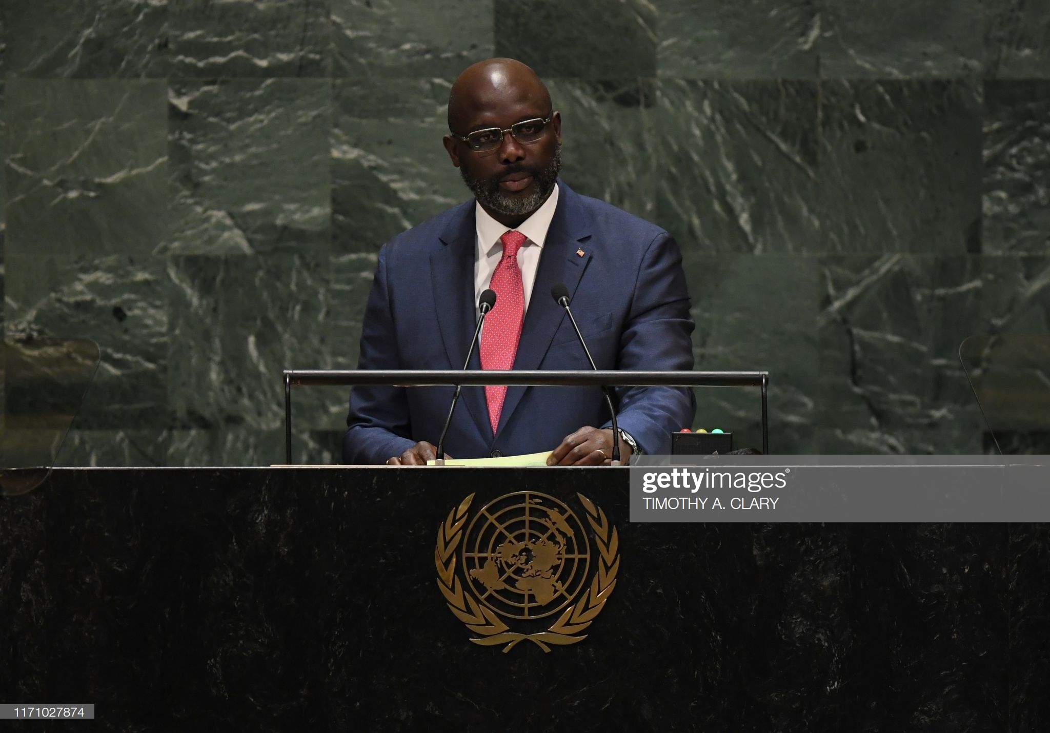 这两位传奇曾是巴萨队友,他们一共获得过8次非洲足球先生的荣誉