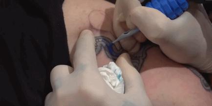 他用刺绣将回忆纹在身上，惊艳12万粉：玩的不止是心跳，还有童真