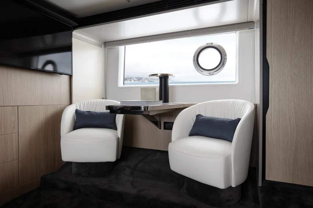 c罗欧洲杯后度假,足球巨星C罗抵达深圳